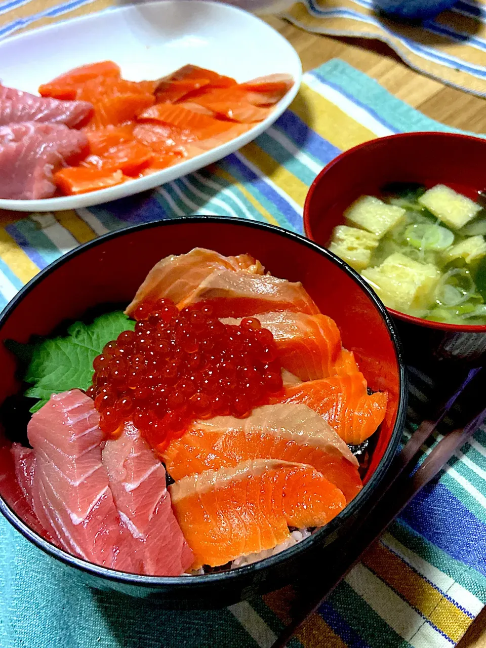 Snapdishの料理写真:お夕飯。贅沢シャケいくら丼。今年のいくらはとてもお高いです…。|renharuruさん