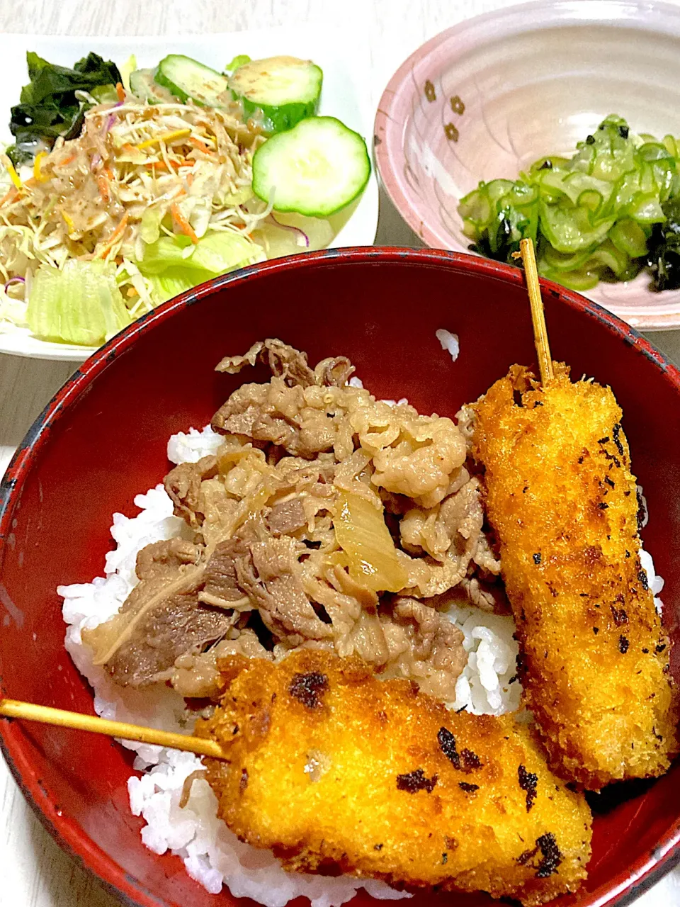 残り物牛丼＋ミニカツ、ミックスサラダ、きゅうりあえ|Ayaさん