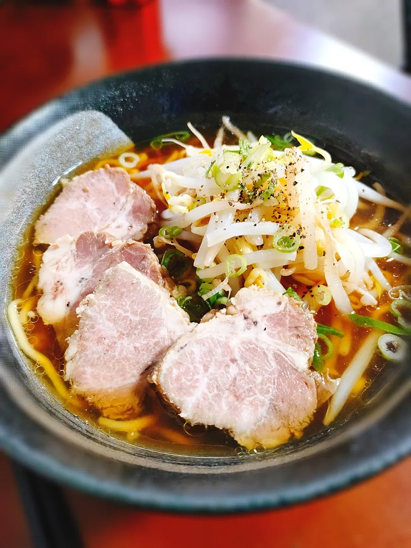 マルちゃん正麺でももやし、自家製煮豚でかなり本格的な醤油ラーメンになる|mikeyさん