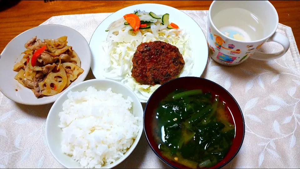 10/11の夕食
れんこんと豚肉のきんぴら
えのき茸入り照り焼きハンバーグ
小松菜の味噌汁
野菜の甘酢和え|卯月さん