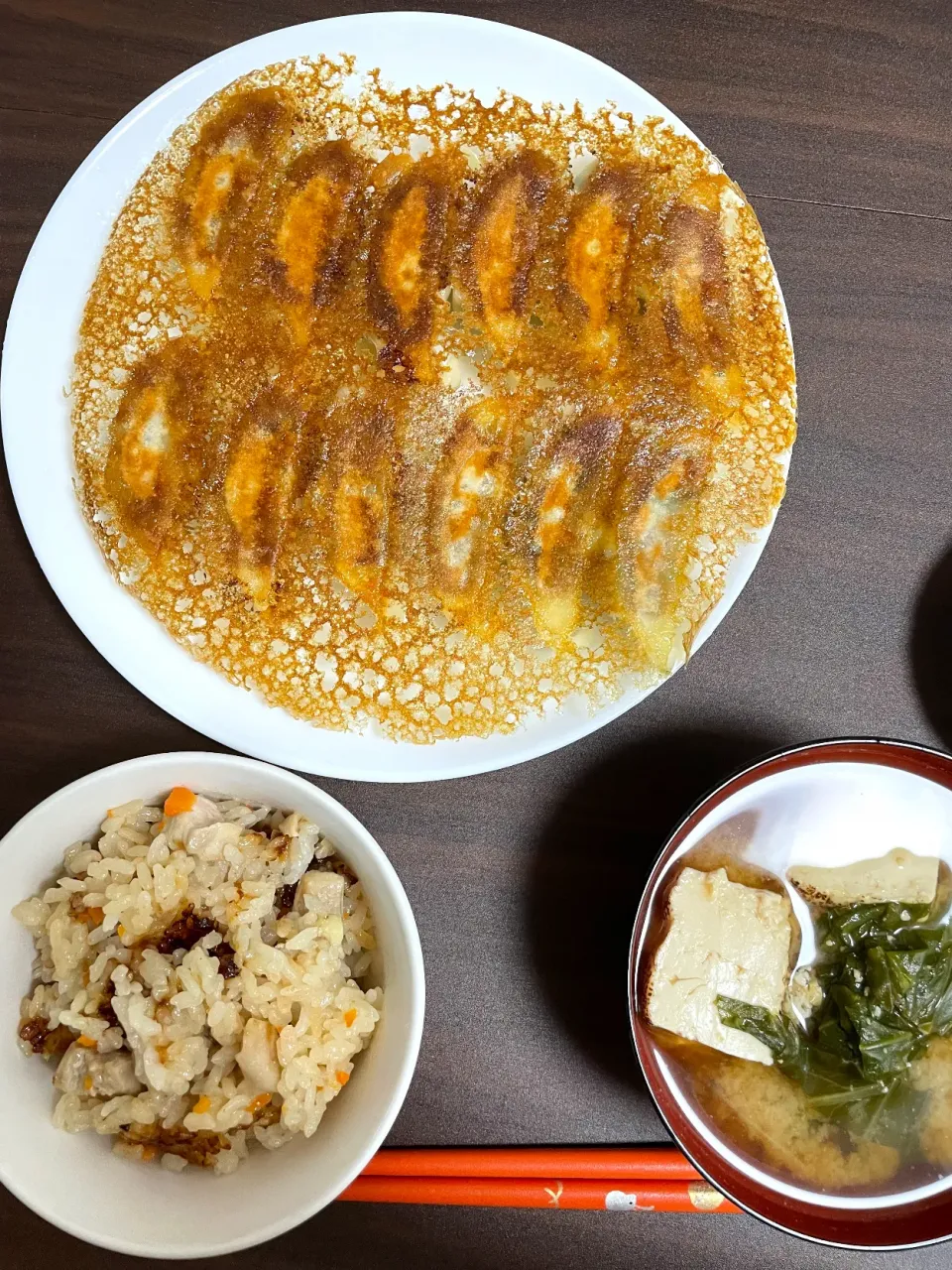 Snapdishの料理写真:羽付きギョーザ、炊き込みごはん、味噌汁|コンポタマさん