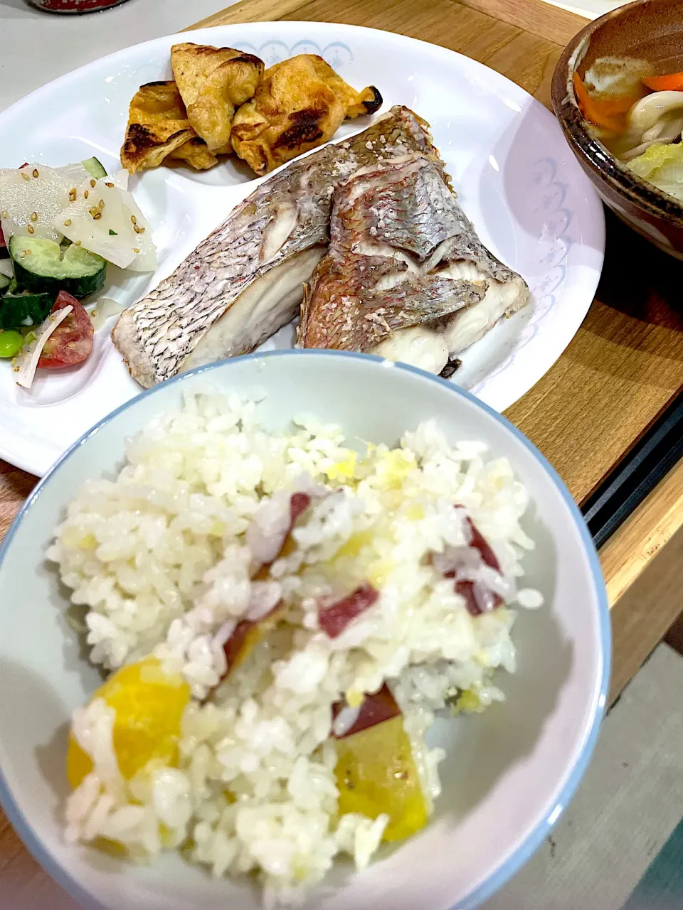 さつまいもご飯、鯛の塩焼き、油揚げの麺つゆ焼き、野菜スープ、サラダ|caoさん