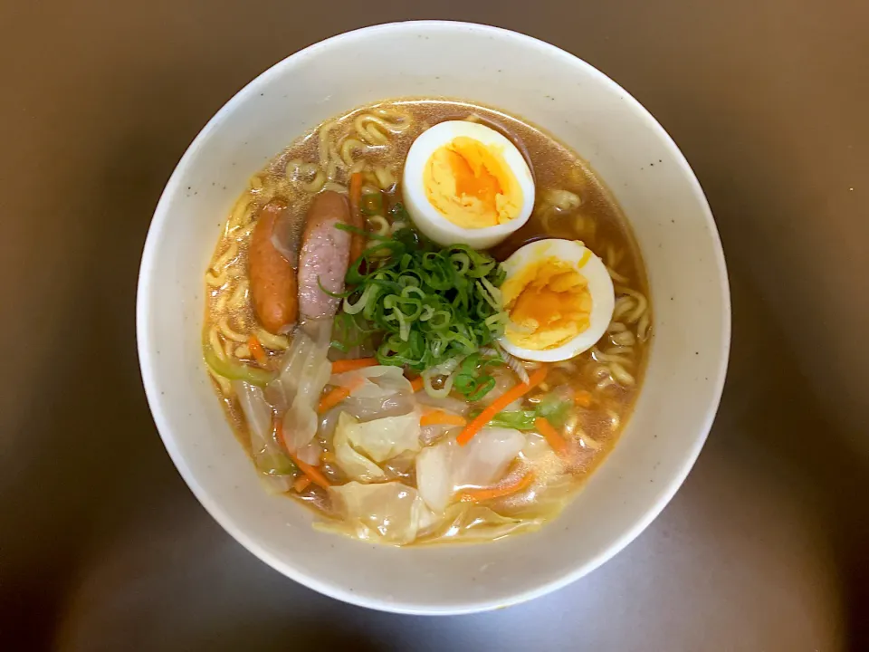 Snapdishの料理写真:日清 ラーメン屋さん 札幌スープカレーラーメン(具入)|ばーさんさん