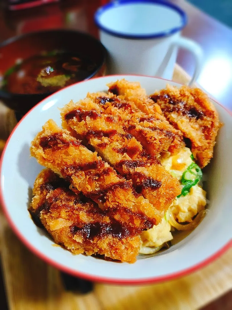 カツ丼ですが、今回は玉子でとじないカツ丼です。|mikeyさん