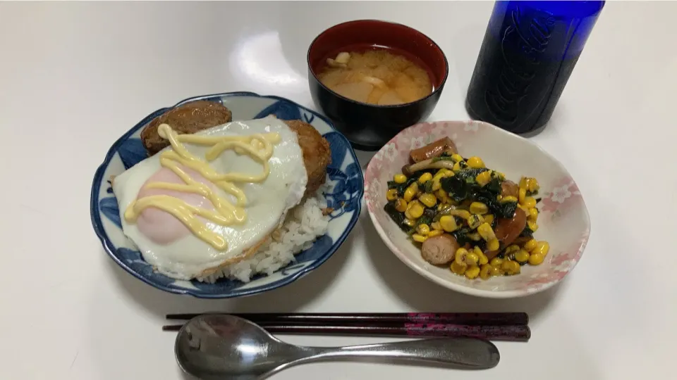 Snapdishの料理写真:晩御飯(^^)☆ロコモコ風☆コーンのバター醤油（ウインナー、ほうれん草、しめじ）☆みそ汁（大根、人参、しめじ）|Saharaさん