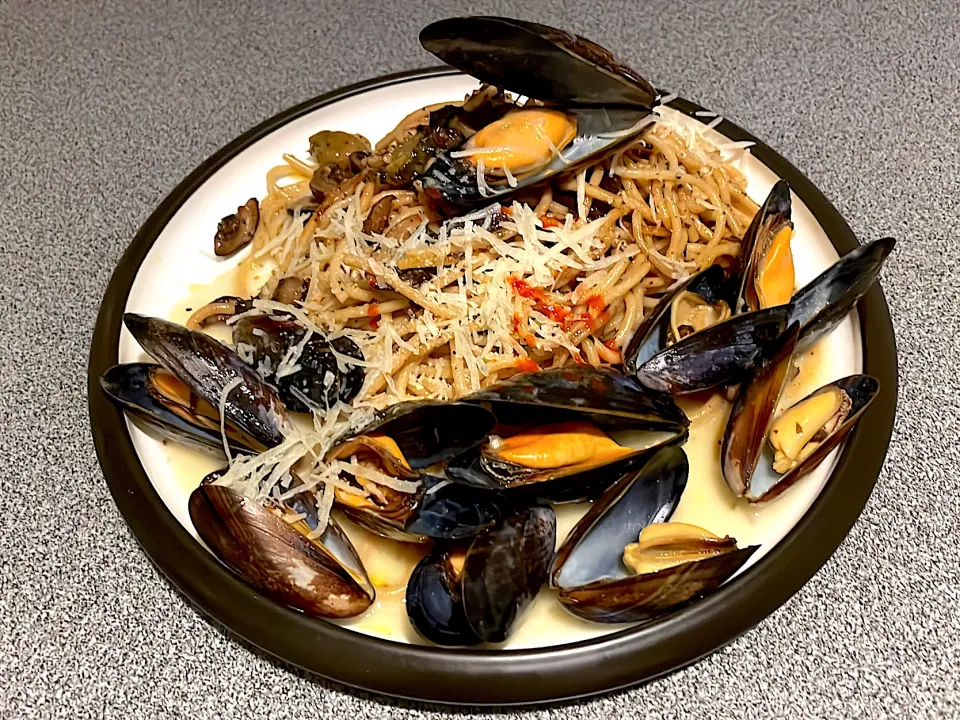 Pasta With Mussels in White Wine & Parsley Sauce|270w178bさん