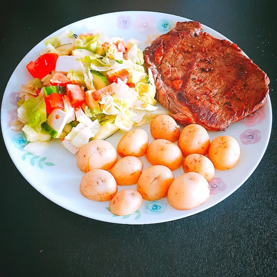 Ribeye stake with boiled potatoes, tomatoes, cucumber, lettuce, avocado and greek cheese.|Aldin Alicさん