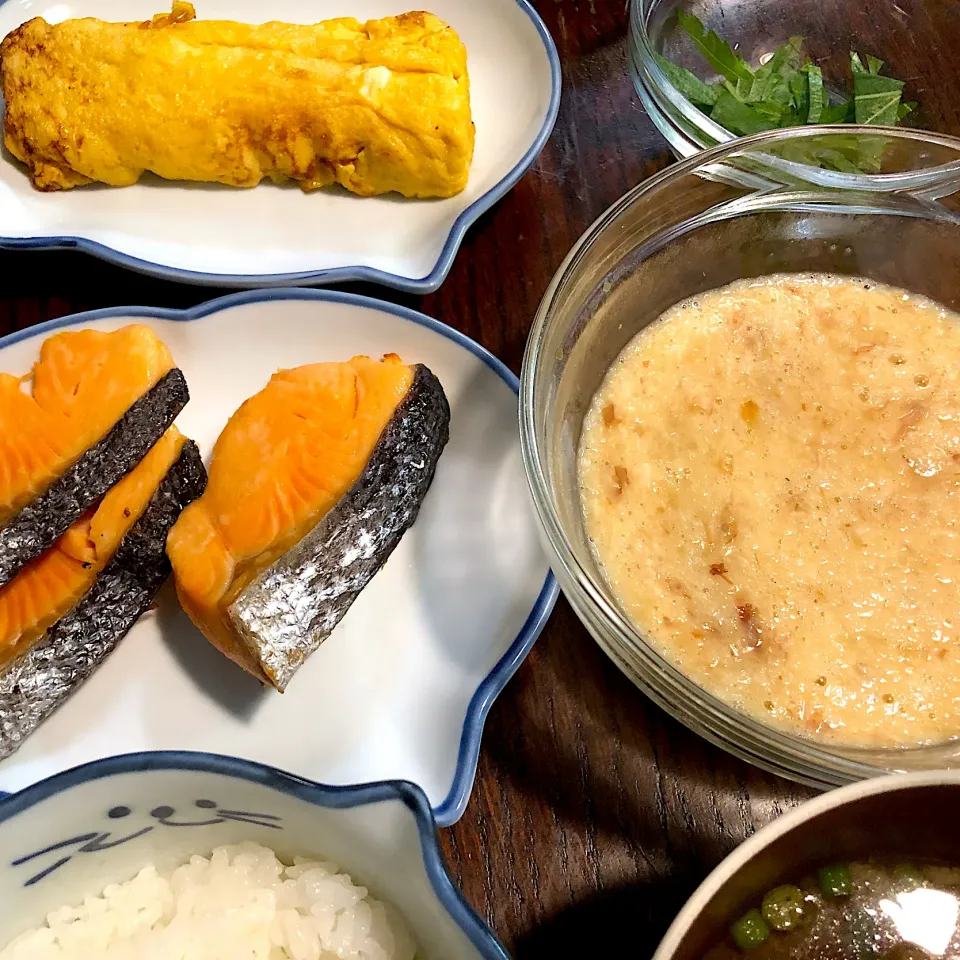 鮭とろろ丼、卵焼き|もちこさん