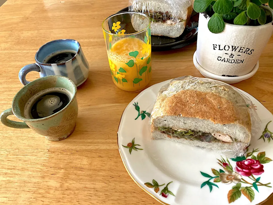 Snapdishの料理写真:朝ごパン🥪熊本産ピーナッツ🥜をその場で絞ってくれるハカッチャオ！！のピーナッツバターとおうちシェフProのサラダチキンのサンドイッチ、タンポポ珈琲、蜜柑とりんごのスムージー꒰ ♡´∀`♡ ꒱|さくたえさん