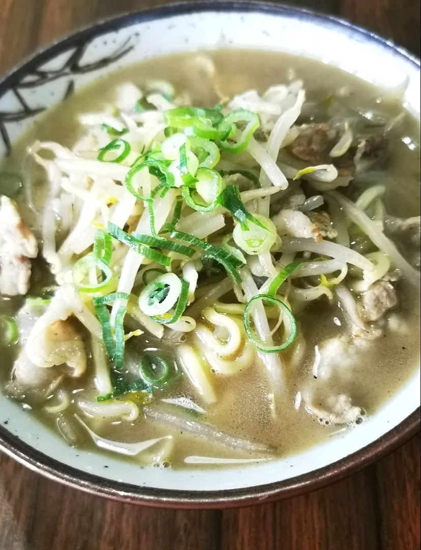 安くて旨いシリーズ2

自家製鶏ガラスープともやし醤油ラーメン👌グ〜です😀|ペンギンさん