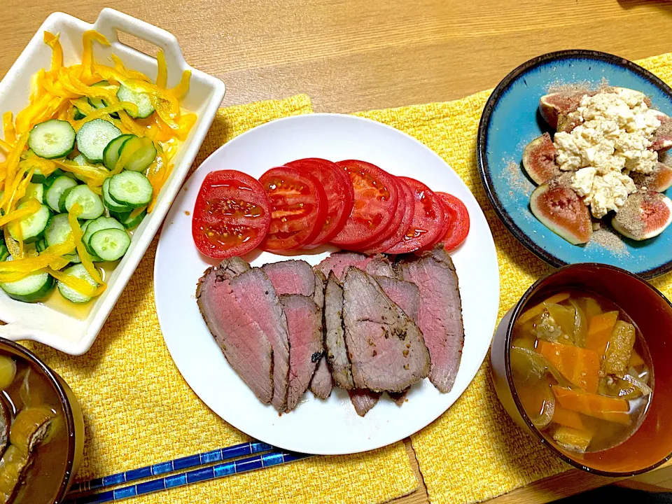 Snapdishの料理写真:自家製ローストビーフ🍖、いちじくの白和え、きゅうりとパプリカの梅酢🥒|1614さん