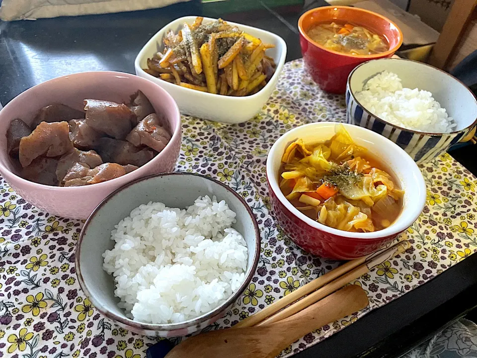 Snapdishの料理写真:晩ごはん★じゃがいもの和風カレー炒め、ピリ辛こんにゃく、たっぷり野菜のスープ|ハルさん