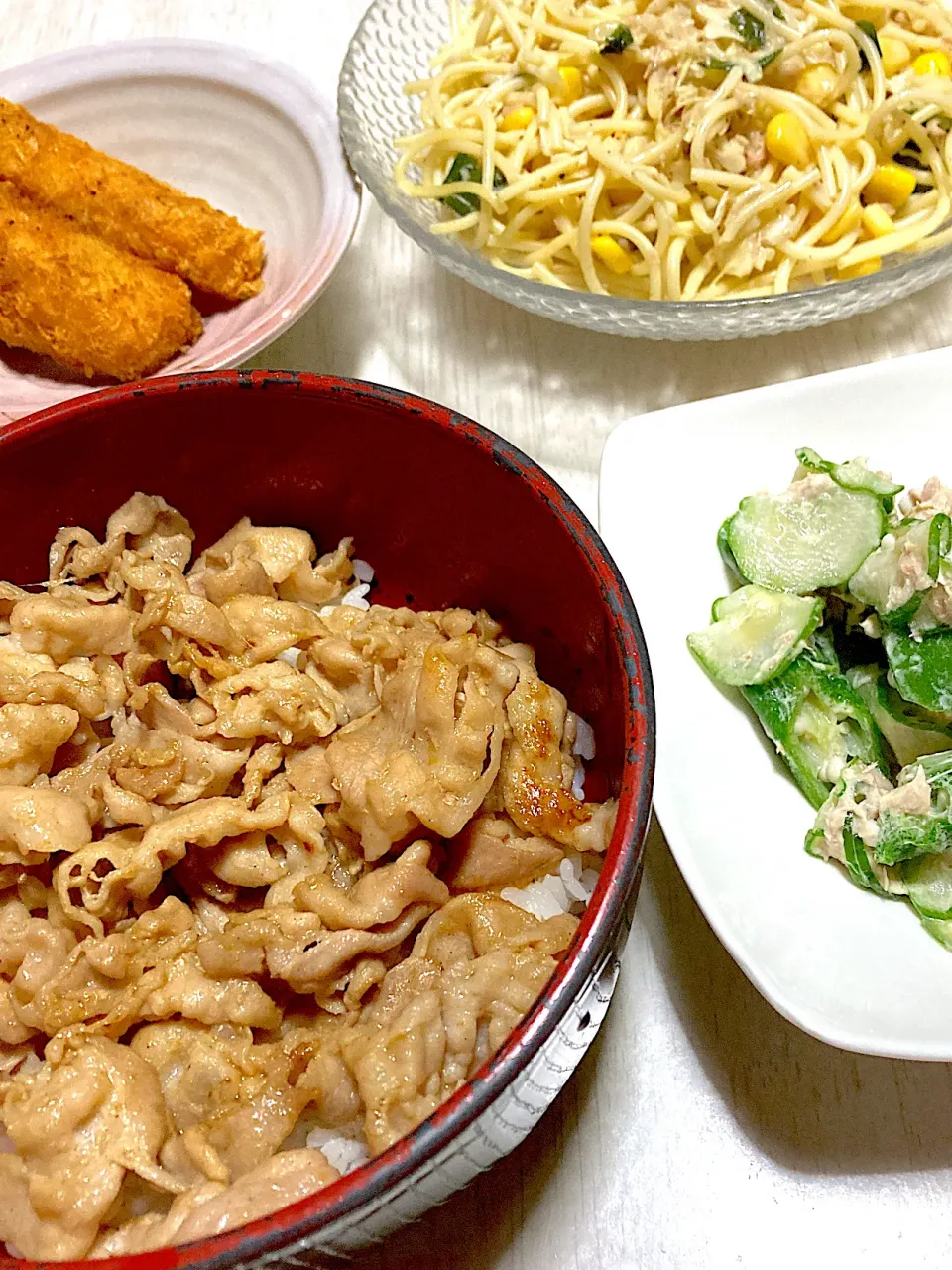 生姜焼き丼、パスタサラダ、ツナときゅうりとオクラのマヨあえ、ミニフライ|Ayaさん