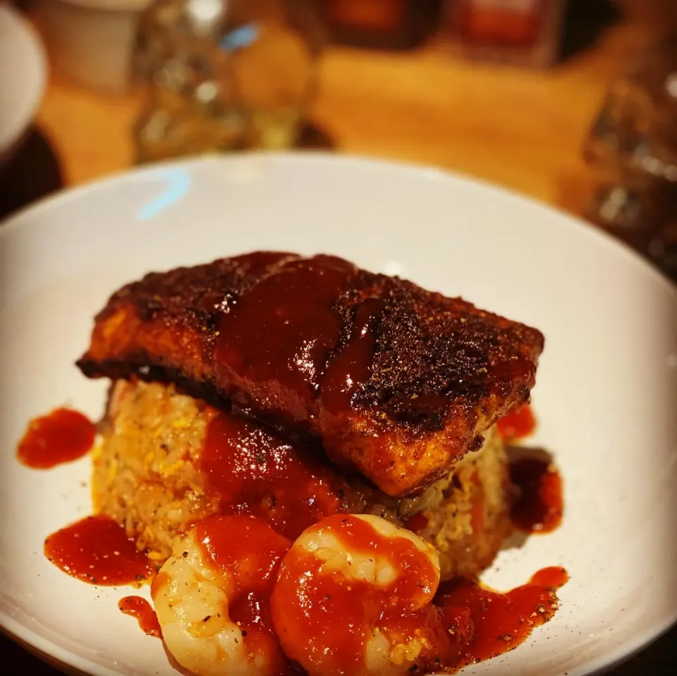 Dinner ! Dinner ! 
BBQ Salmon Fillets 
Egg Fried , 🍤 Prawns , peppers , onions, Garlic,rice, with BBQ Sauce ,
Rice , parsley 
#bbqsalmon #rice 
#friedrice #che|Emanuel Hayashiさん