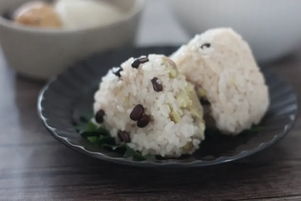 Snapdishの料理写真:栗赤飯おにぎり|ちいさなしあわせキッチンさん