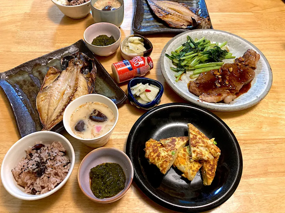 鯵の開き♡茶碗蒸し♡和牛ロースステーキ♡スペイン風オムレツ♡メカブ♡黒豆ご飯♡大根の甘酢漬け♡ヤクルト1000|さくたえさん