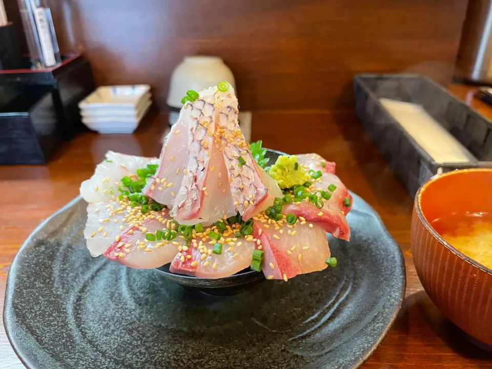 日替わり海鮮五種盛り丼　五重塔|マハロ菊池さん