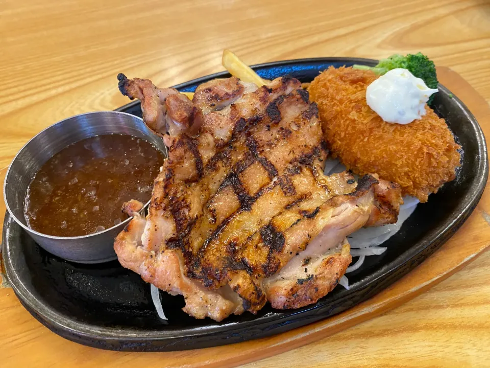 チキンステーキとカニクリームコロッケのセット|buhizouさん