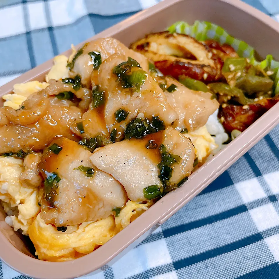 Snapdishの料理写真:てりたまチキン丼♡ちくわとピーマンのカレー炒め♡|まゆかさん