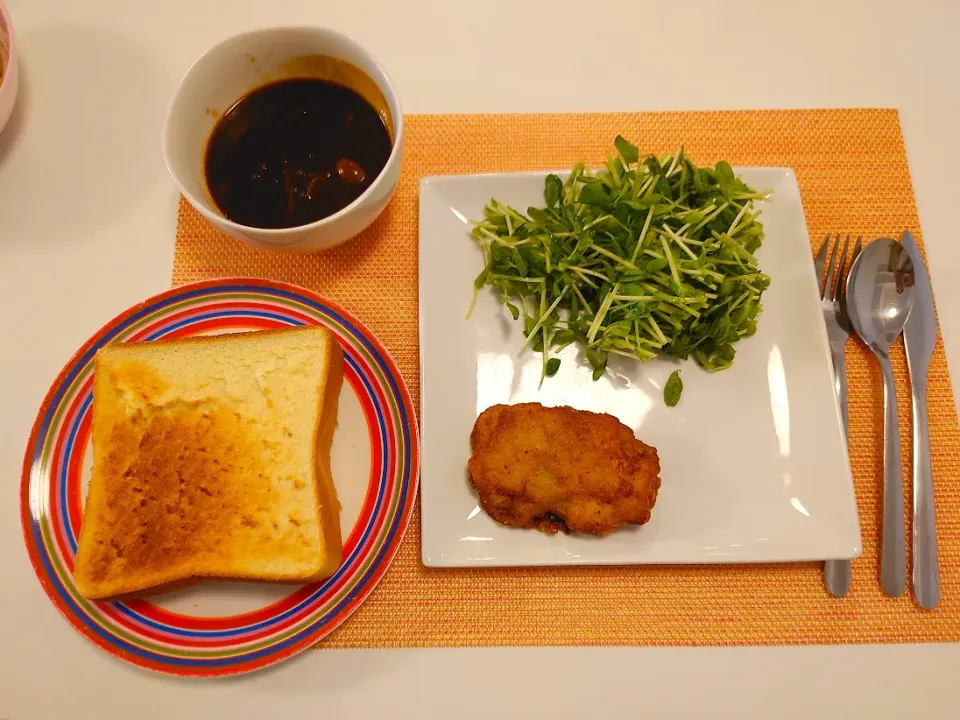 今日の夕食　牛タンシチュー、デイリーヤマザキで購入のスパイシーチキン＆ゴールドソフト🍞|pinknari🐰🌈さん