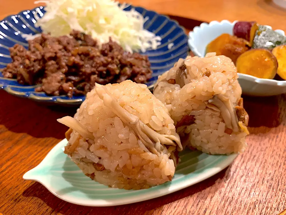🍙おにぎり(あさりの佃煮と舞茸炊き込みご飯)|いちごさん