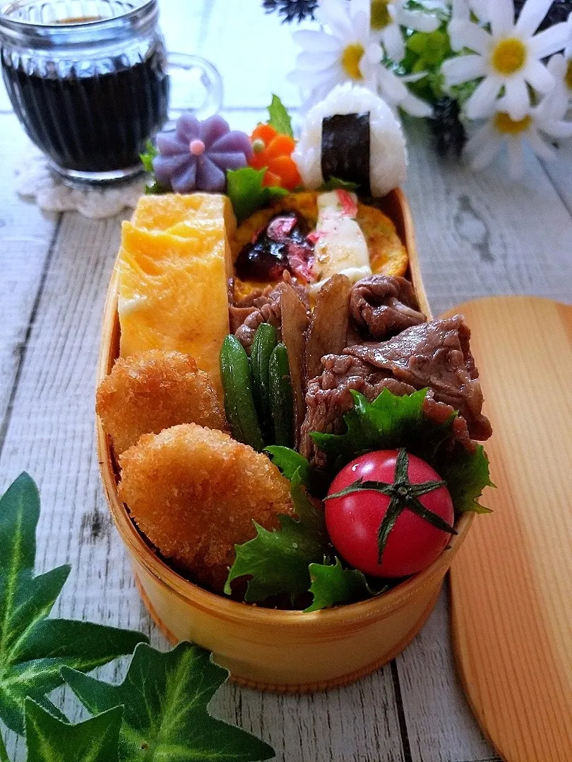 Snapdishの料理写真:牛肉ごぼうの甘辛煮弁当|sugar beansさん