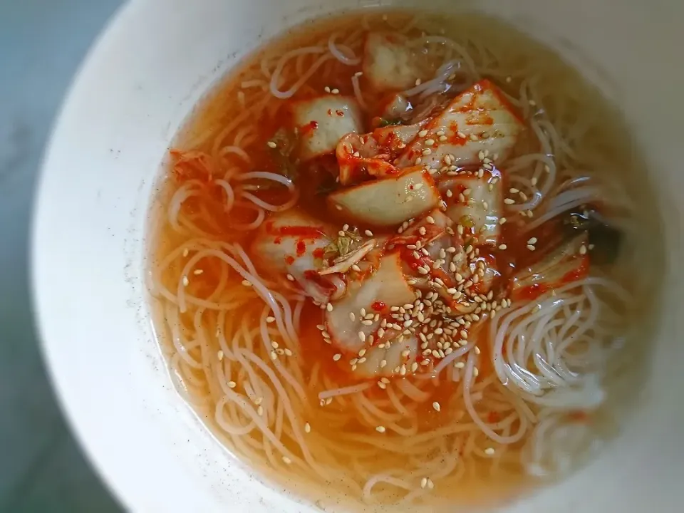 狸の宴シリーズ
今朝の朝御麺🤣

韓国冷麺
生麺タイプ/鶴橋製品
白菜キムチ/鶴橋製品
追い酢はたっぷり投下して頂きました。
( ・∀・)ﾉｼ|タヌキさん