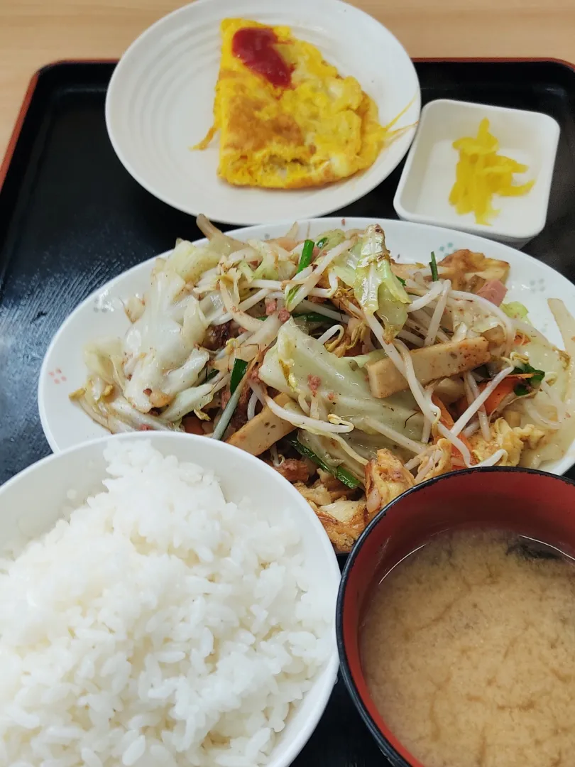 Snapdishの料理写真:沖縄に戻ったら食べたくなる

宮崎から沖縄に戻ると、ムッとする暑さが歓迎してくれました。
たった２日だけの旅でしたが、もう沖縄料理が食べたい。
最強食堂のフーチャンプルーで舌鼓を打ちました。
いーぺーまーさん！|Rピージャーさん