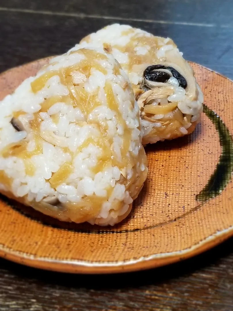 Snapdishの料理写真:しぐれ煮混ぜご飯のおにぎり🍙|ぱんだのままんさん