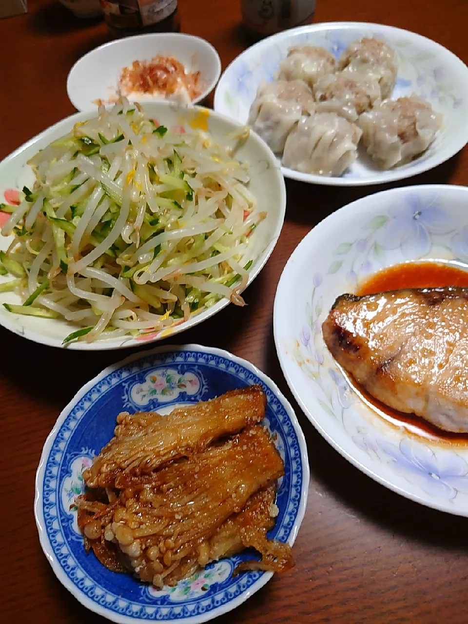 ブリの照り焼き
エノキポン酢焼き
もやしサラダ
シュウマイ
冷奴|ぱやさん