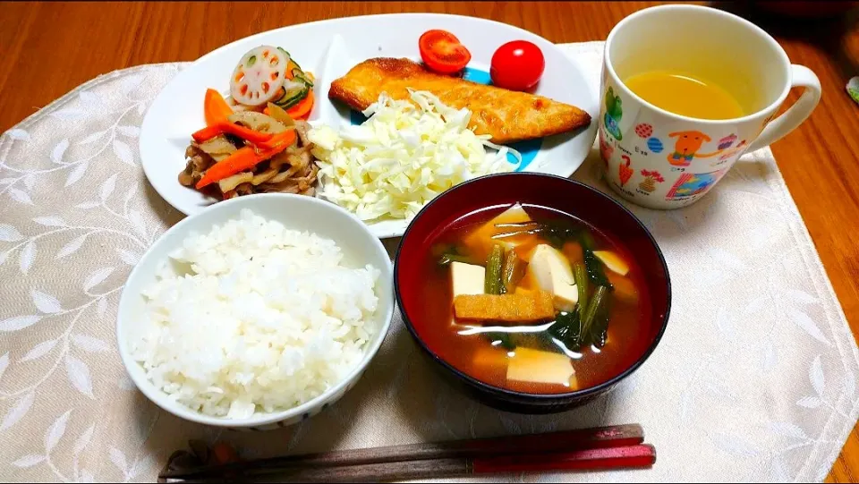 10/13の朝食
サバの干物で朝ごはん🍚|卯月さん