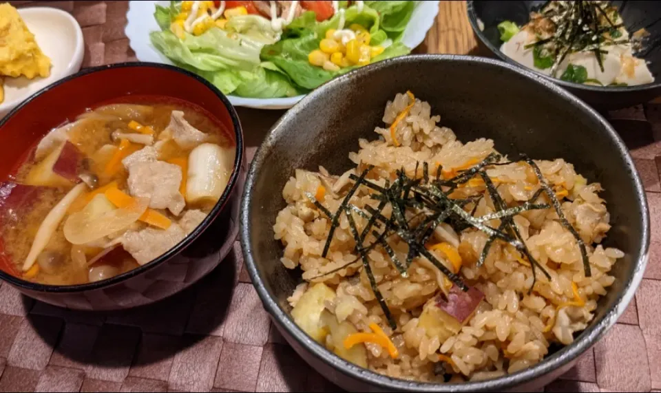 Snapdishの料理写真:さつまいもの炊き込みご飯と、さつまいもの豚汁|まみさん