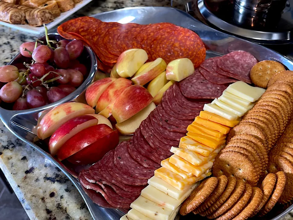 Fruit tray with salami,pepperoni and Cheese|Marnelli Dela Cruz Hollandさん