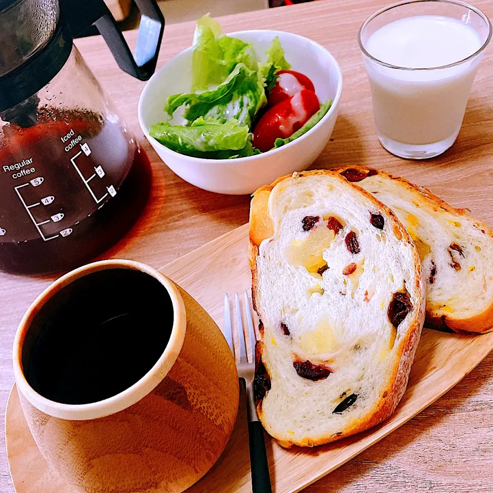 今朝も簡単メニュー　🥖レーズンパンと☕️ブラックコーヒーのセット😊|Sの食卓さん