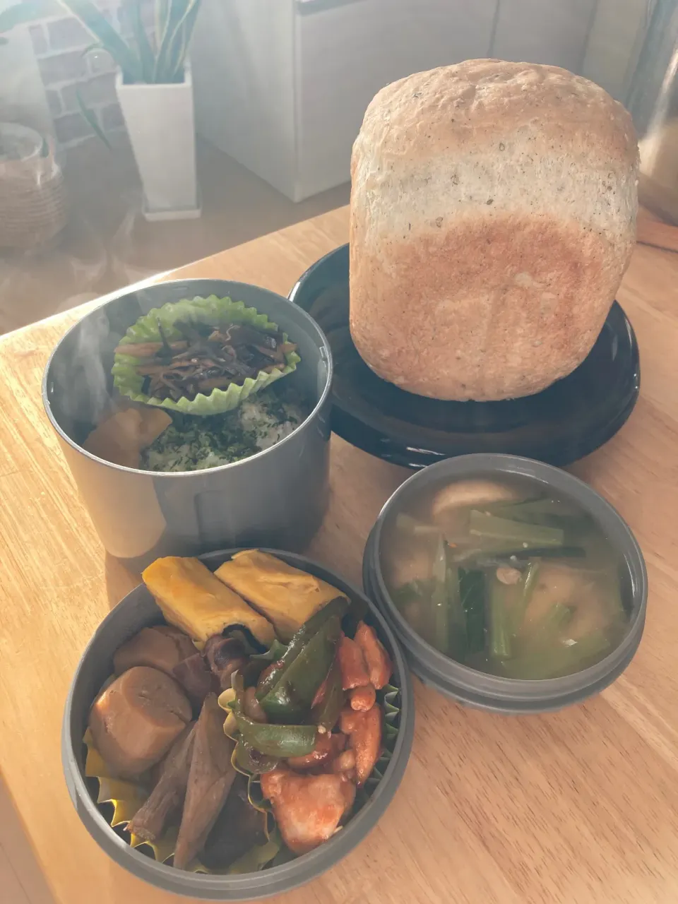 朝焼き胡麻食パン🍞と湯気で見にくい旦那さんお弁当😆|さくたえさん