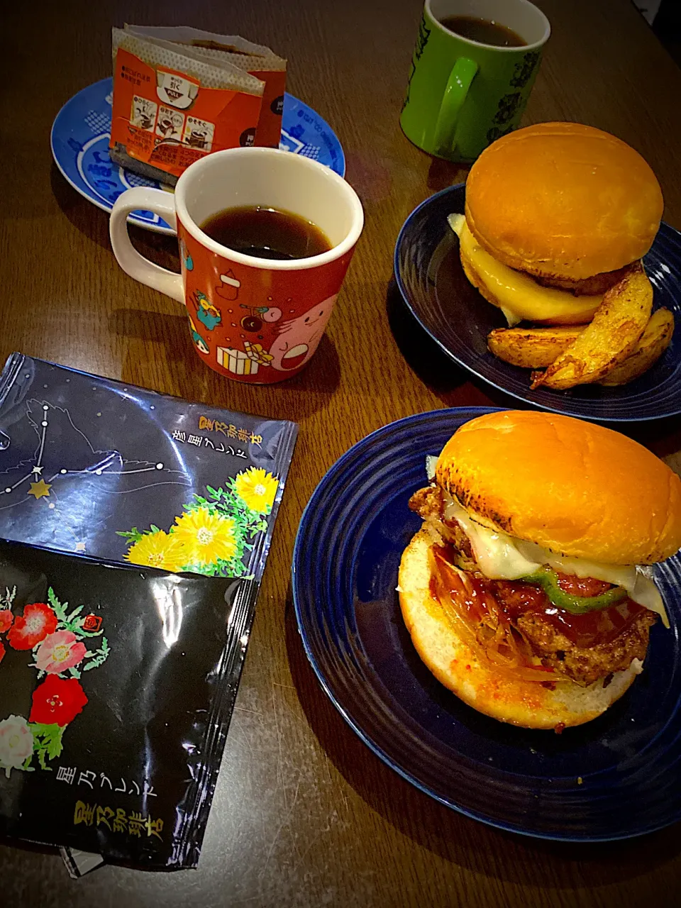 ビーフハンバーガー🍔　ゴーダチーズ　ブランデートマト　玉ねぎ　デミグラスソース　ベイクドポテト　コーヒー☕️|ch＊K*∀o(^^*)♪さん