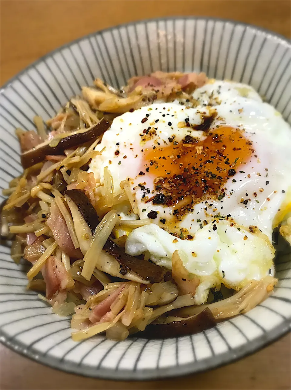 きのことベーコンの酒バター炒め丼|deekay71さん