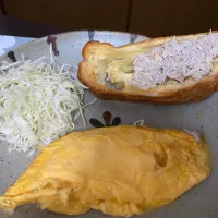 Snapdishの料理写真:休日朝ごはん-プレーンオムレツとろけるチーズ入り|YYOさん