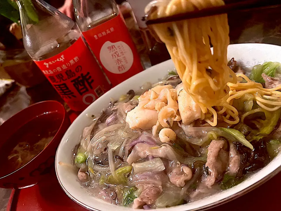 豚肉とホタテとレタスの餡掛けカラシ麺。カラシ醤油たっぷりと麺に絡ませて♥️|💍ごはん🍚さん