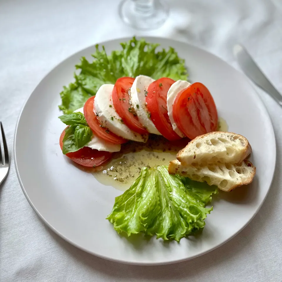 モッツァレッラチーズとトマトのサラダ🍅🇮🇹  トニオさんリスペクト|まる(丸大豆)さん