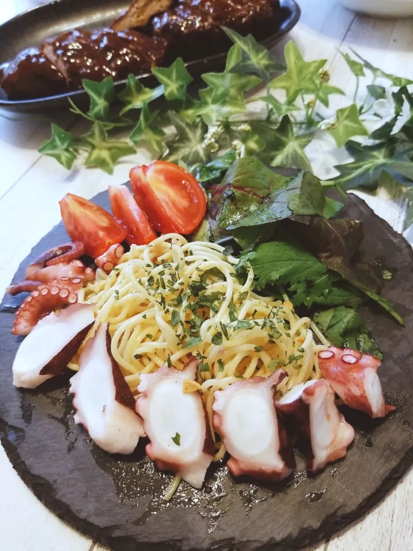 Snapdishの料理写真:ペペロンチーノとタコ。|yoshiyoshiさん