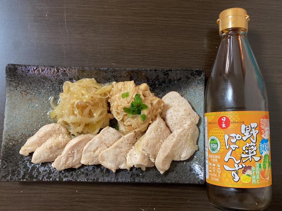 胸肉と玉ねぎのソテーと残り汁＋しめじのポン酢炒め
