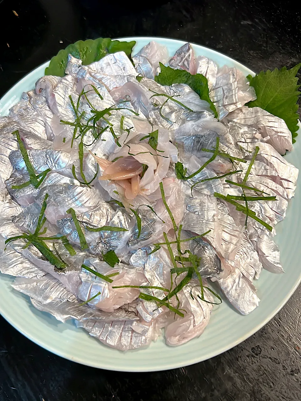 Snapdishの料理写真:大漁だったそうでお裾分けいただいた、太刀魚の刺身。|hanakoさん