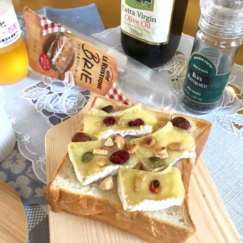 Snapdishの料理写真:オンライン交流会で作ったブリーチーズトースト🍞|さらっと🍀さん