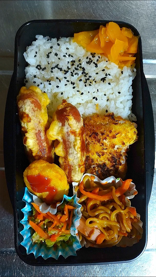 Snapdishの料理写真:旦那弁当　2022/10/17

シャケのパン粉焼
ウインナー天
ハッシュドポテト
焼きそば
キャベツとニンジンのぽんずあえ|ユキヨメ♪さん