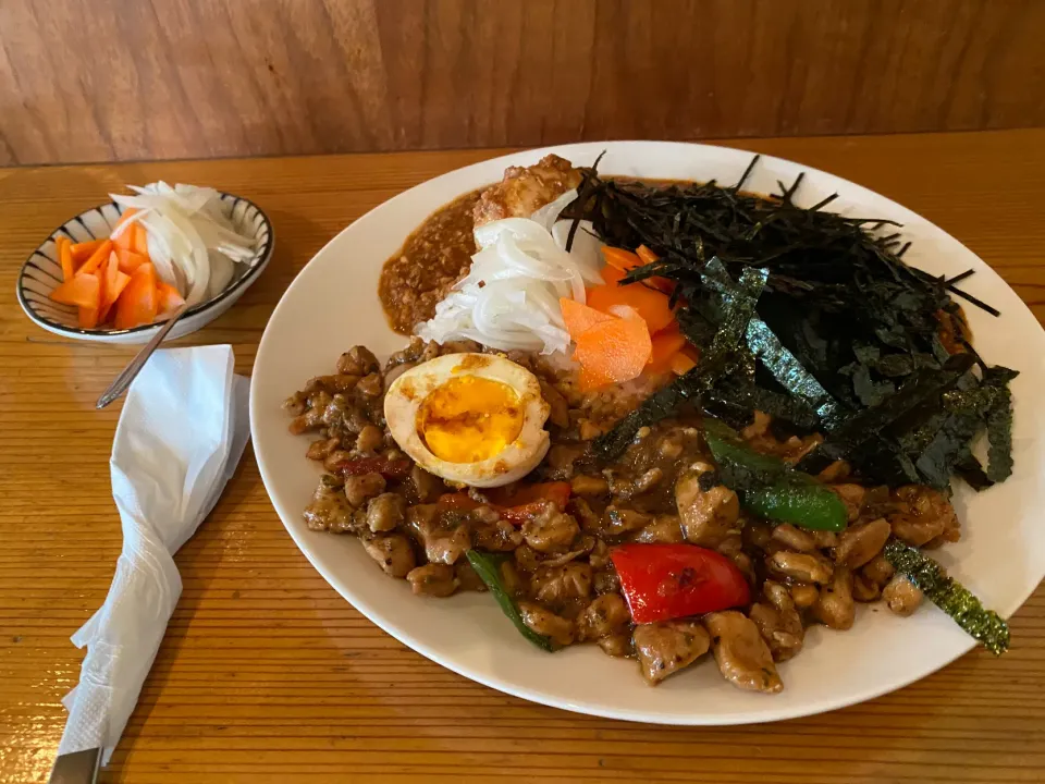 ペッパーガパオと極辛キーマクラシックのりだくのあいがけ🇹🇭🍛🔥味玉トッピング🥚ピクルスマシマシ🥒|buhizouさん