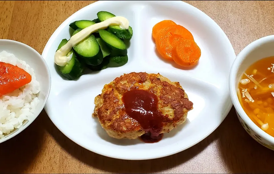 ポークバーグ
きゅうり、にんじん
えのき茸の味噌汁
明太子のせご飯|ナナさん