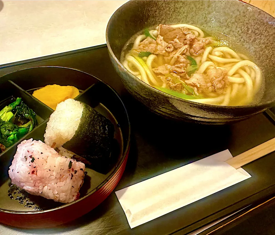 今日の日替りは、肉うどん🍜おにぎり🍙ランチ|にゃあ（芸名）さん