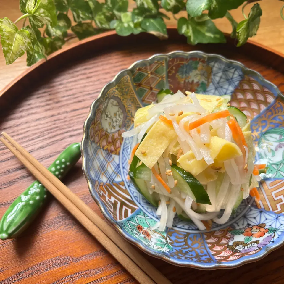 🌿🍁冷蔵庫のお掃除兼ねて　大根＋人参🥕＋胡瓜🥒＋薄焼き卵の胡麻酢和え🌿🍁|Hollyさん