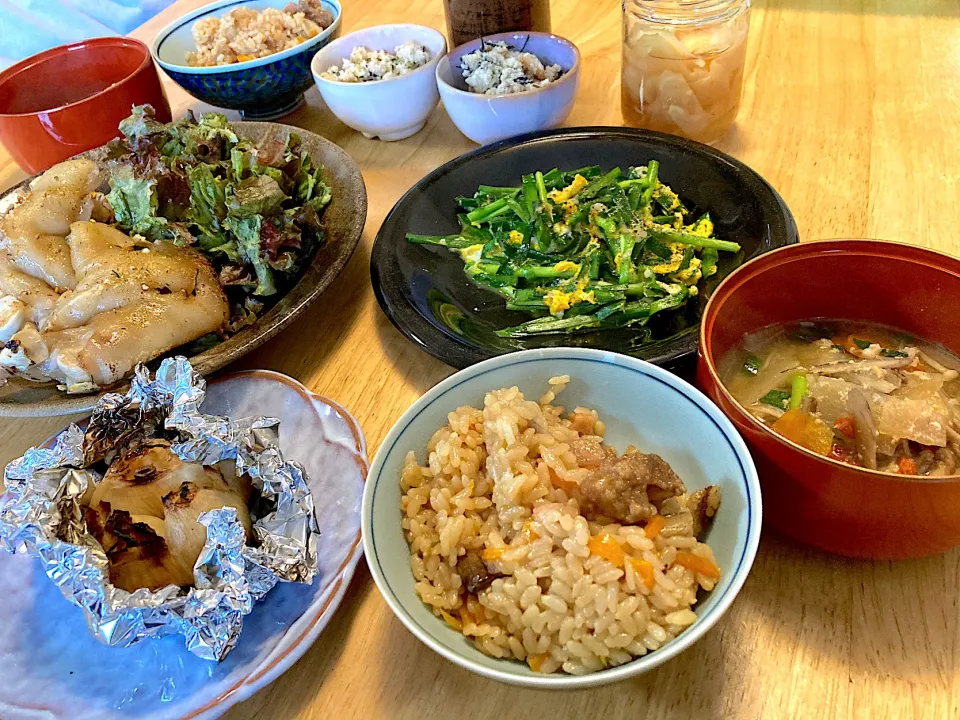 地鶏の炊き込みご飯♡ニラ玉♡ニンニク丸ごとホイル焼き♡焼き豚足〜黒酢で♡自家製ガリ♡卯の花♡具沢山お味噌汁|さくたえさん